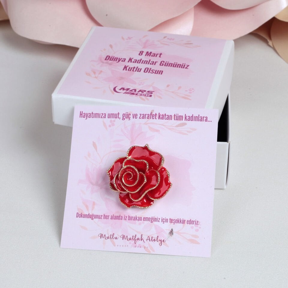 8 Mart Dünya Kadınlar Günü Kırmızı Gül Broş – Mine Detaylı Çiçek Yaka İğnesi – Kartlı Kutulu Kurumsal Hediyelik