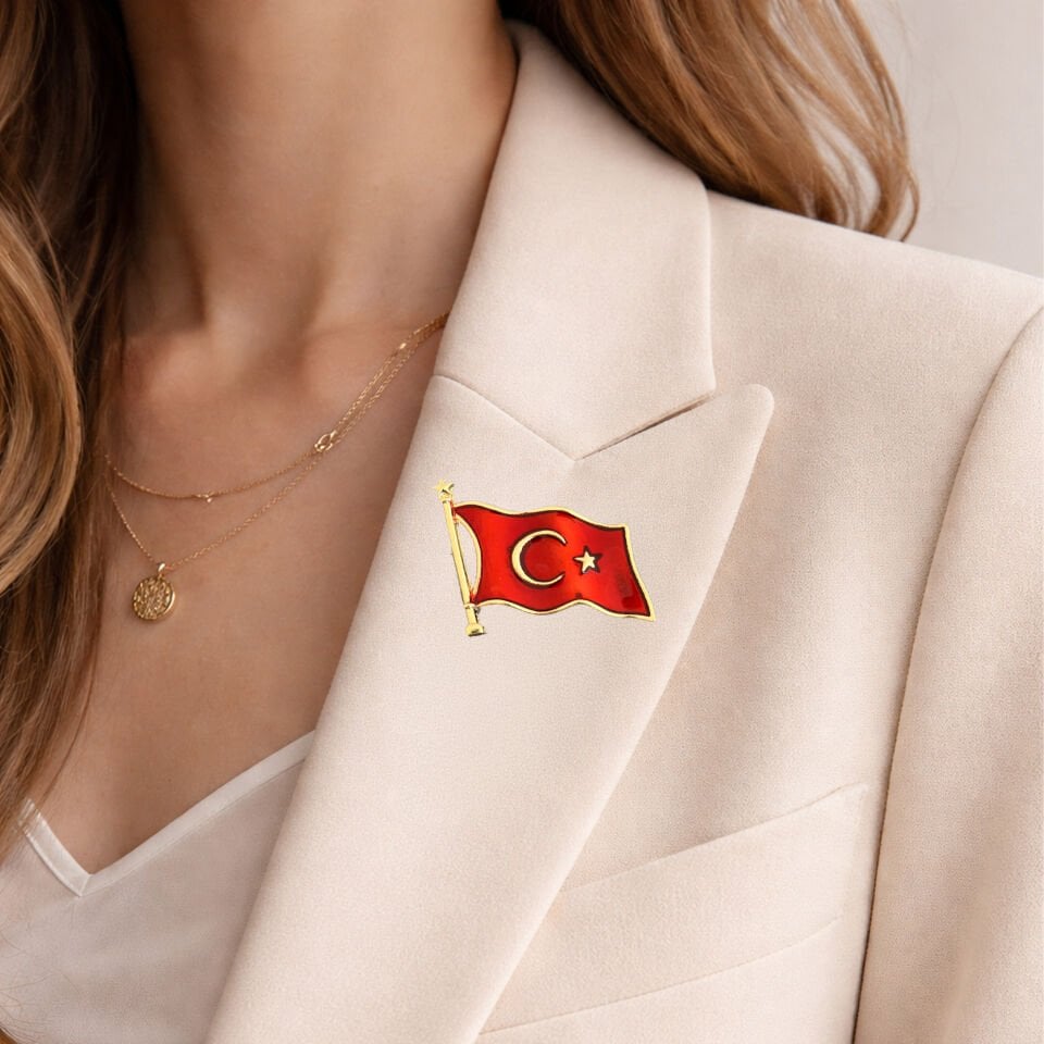 8 Mart Dünya Kadınlar Günü Özel Tasarım Türk Bayrağı Yaka Rozeti – Kartlı ve Kutulu Kurumsal Hediye