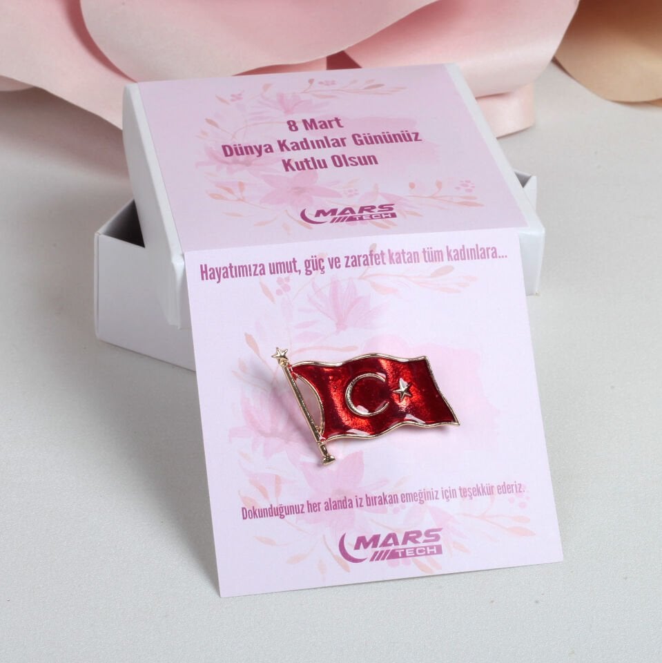 8 Mart Dünya Kadınlar Günü Özel Tasarım Türk Bayrağı Yaka Rozeti – Kartlı ve Kutulu Kurumsal Hediye