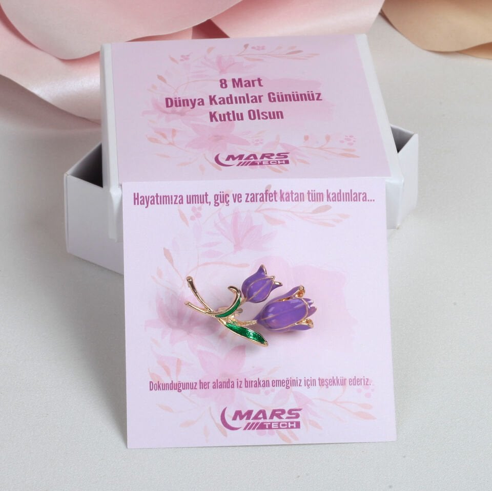 8 Mart Dünya Kadınlar Günü Özel Tasarım Mor Lale Yaka Rozeti – Kartlı ve Kutulu Kurumsal Hediye