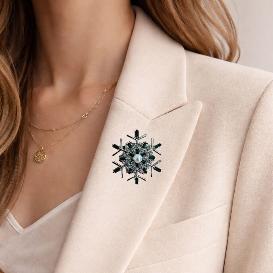 8 Mart Dünya Kadınlar Günü Özel Tasarım Yeşil Taşlı Kar Tanesi Yaka Rozeti – Kartlı ve Kutulu Kurumsal Hediye