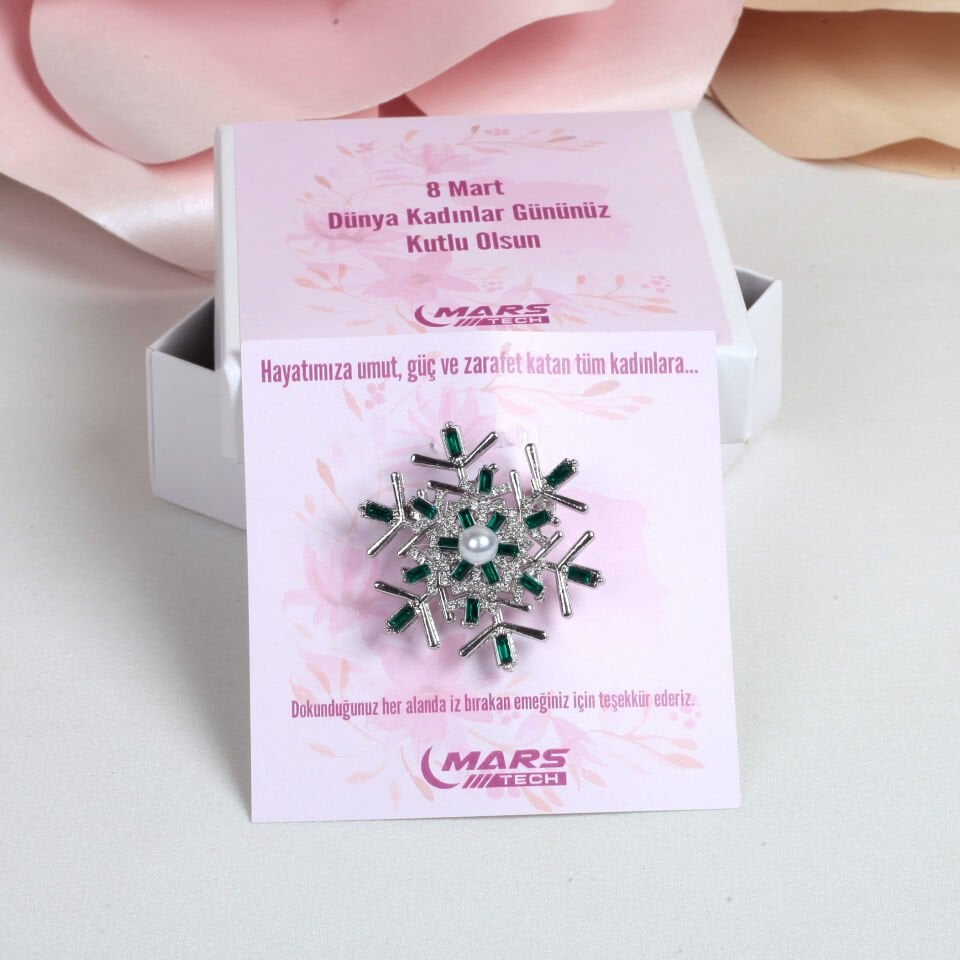 8 Mart Dünya Kadınlar Günü Özel Tasarım Yeşil Taşlı Kar Tanesi Yaka Rozeti – Kartlı ve Kutulu Kurumsal Hediye