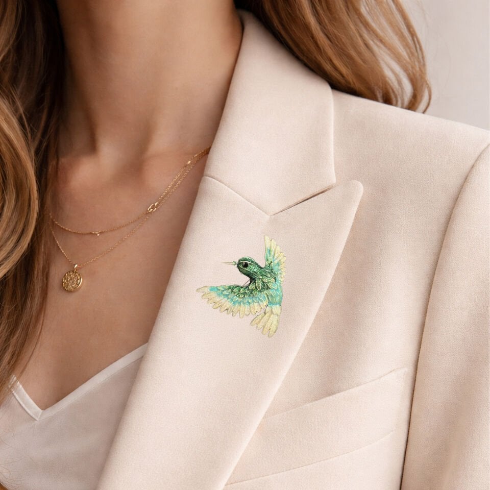 8 Mart Dünya Kadınlar Günü Özel Tasarım Turkuaz Kuş Yaka Rozeti – Kartlı ve Kutulu Kurumsal Hediye