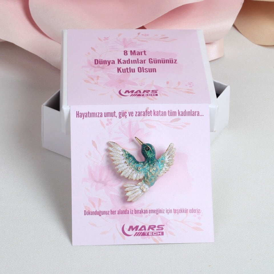 8 Mart Dünya Kadınlar Günü Özel Tasarım Turkuaz Kuş Yaka Rozeti – Kartlı ve Kutulu Kurumsal Hediye