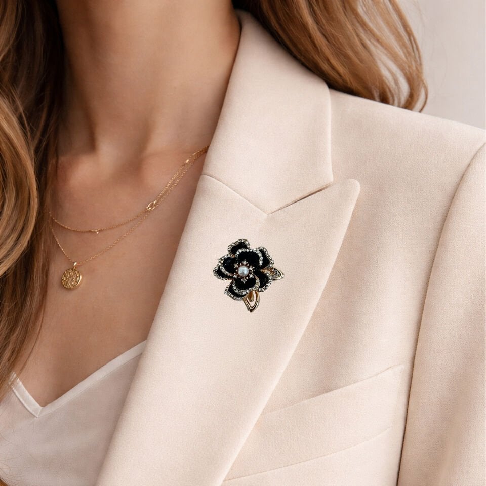 8 Mart Dünya Kadınlar Günü Özel Tasarım Siyah Çiçek Yaka Rozeti – Kartlı ve Kutulu Kurumsal Hediye