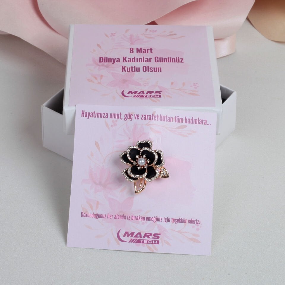 8 Mart Dünya Kadınlar Günü Özel Tasarım Siyah Çiçek Yaka Rozeti – Kartlı ve Kutulu Kurumsal Hediye