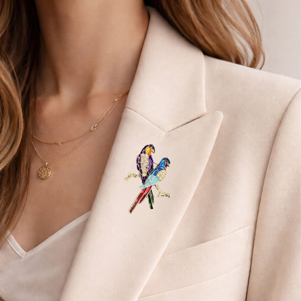 8 Mart Dünya Kadınlar Günü Özel Tasarım Kuş Figürlü Yaka Broşu – Kartlı ve Kutulu Kurumsal Hediye