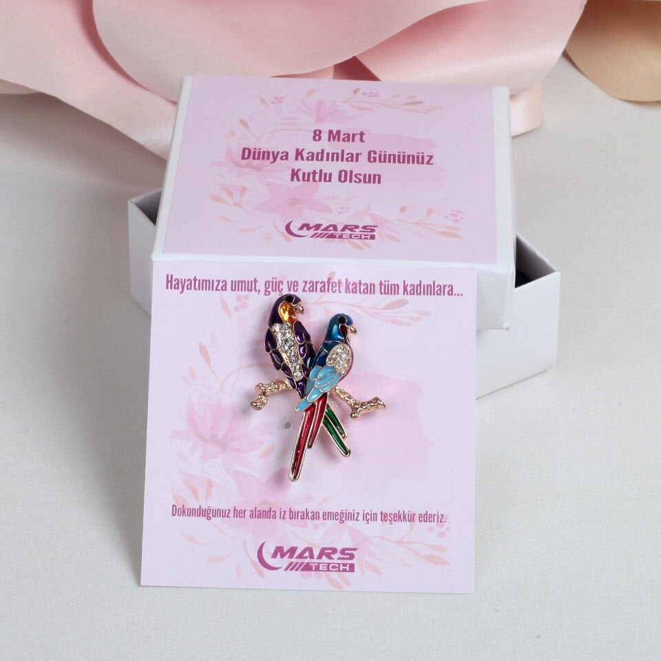 8 Mart Dünya Kadınlar Günü Özel Tasarım Kuş Figürlü Yaka Broşu – Kartlı ve Kutulu Kurumsal Hediye