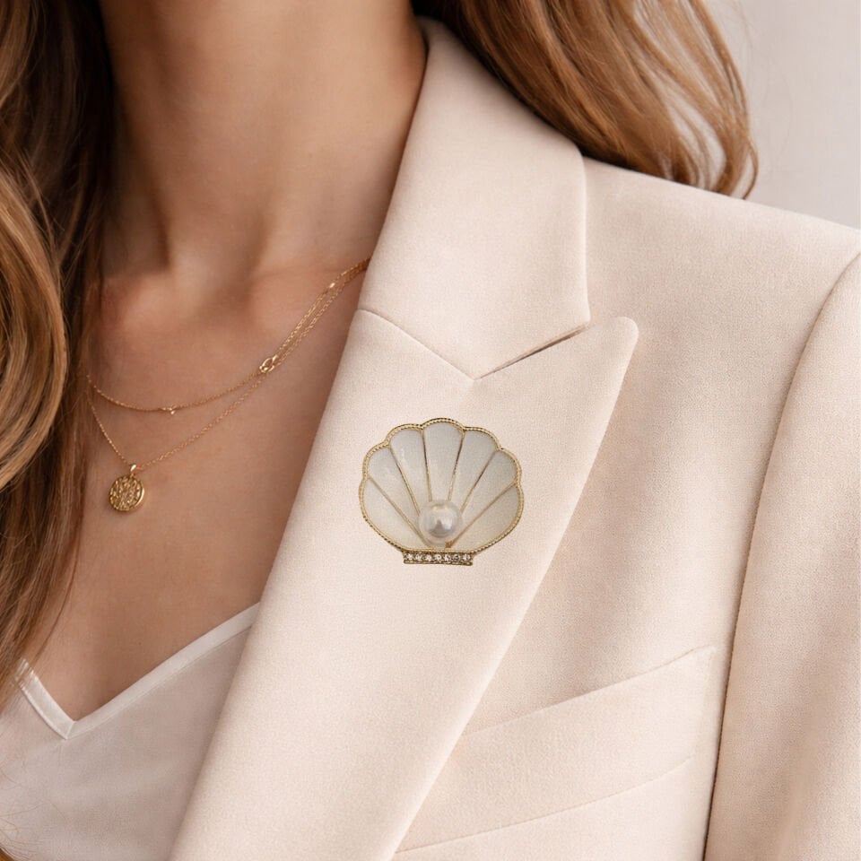 8 Mart Dünya Kadınlar Günü İnci İstiridye Yaka Rozeti – Özel Sunum Kartlı ve Kutulu Kurumsal Hediye
