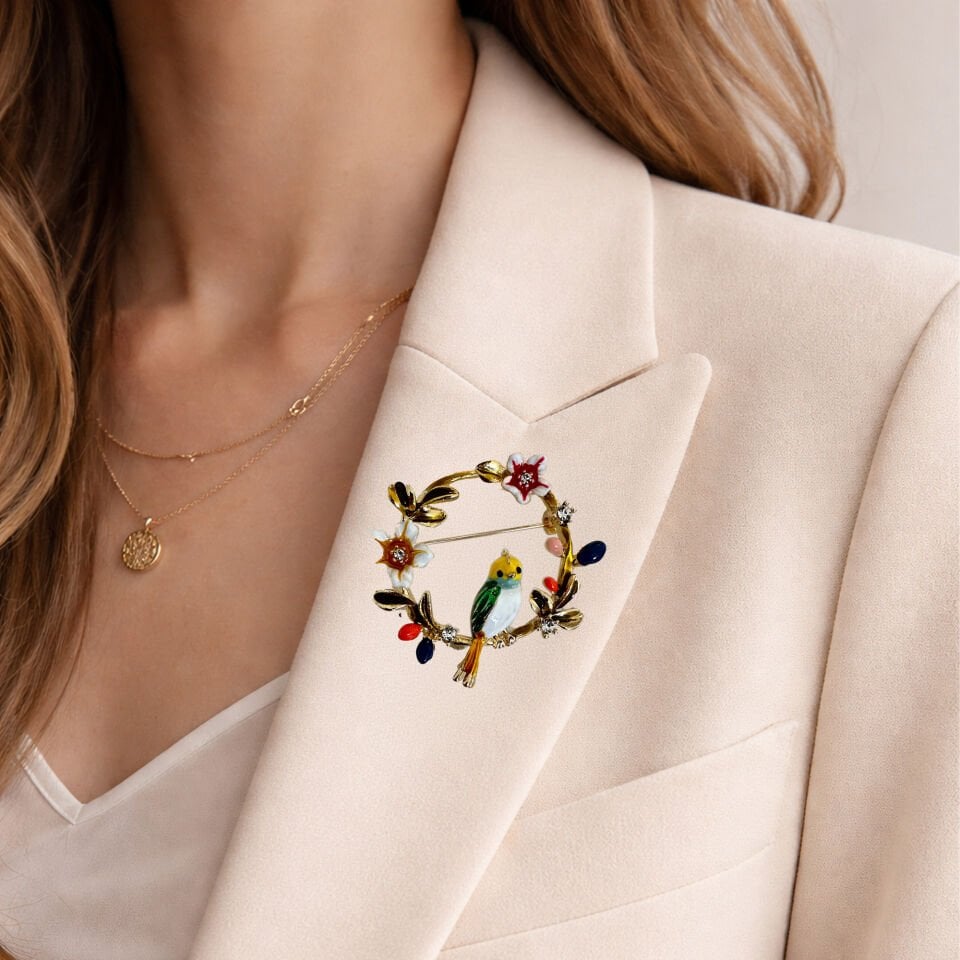8 Mart Dünya Kadınlar Günü Kuş ve Çiçekli Dal Yaka Rozeti – Kartlı ve Kutulu Kurumsal Hediye