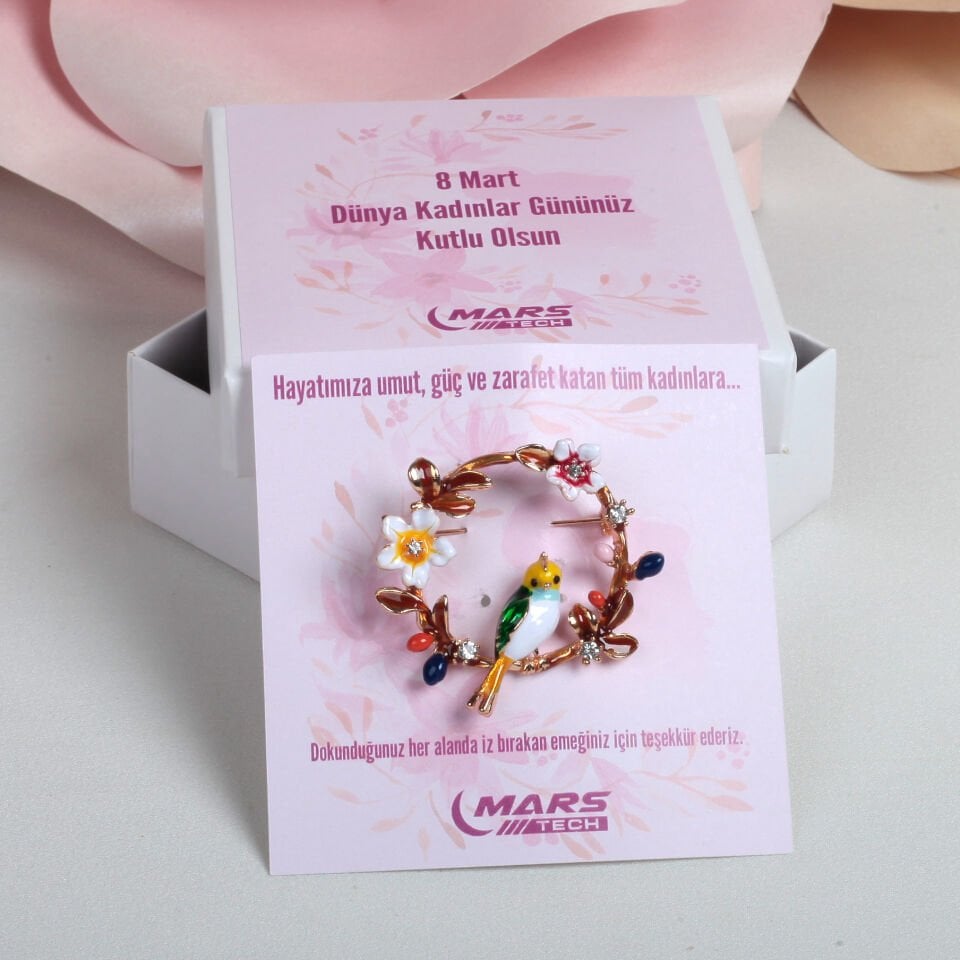8 Mart Dünya Kadınlar Günü Kuş ve Çiçekli Dal Yaka Rozeti – Kartlı ve Kutulu Kurumsal Hediye