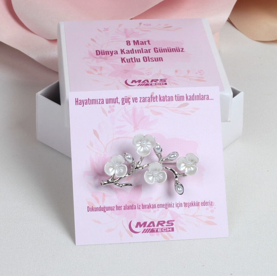 8 Mart Dünya Kadınlar Günü İnci Detaylı Bahar Dalı Broş – Kartlı ve Kutulu Kurumsal Hediye