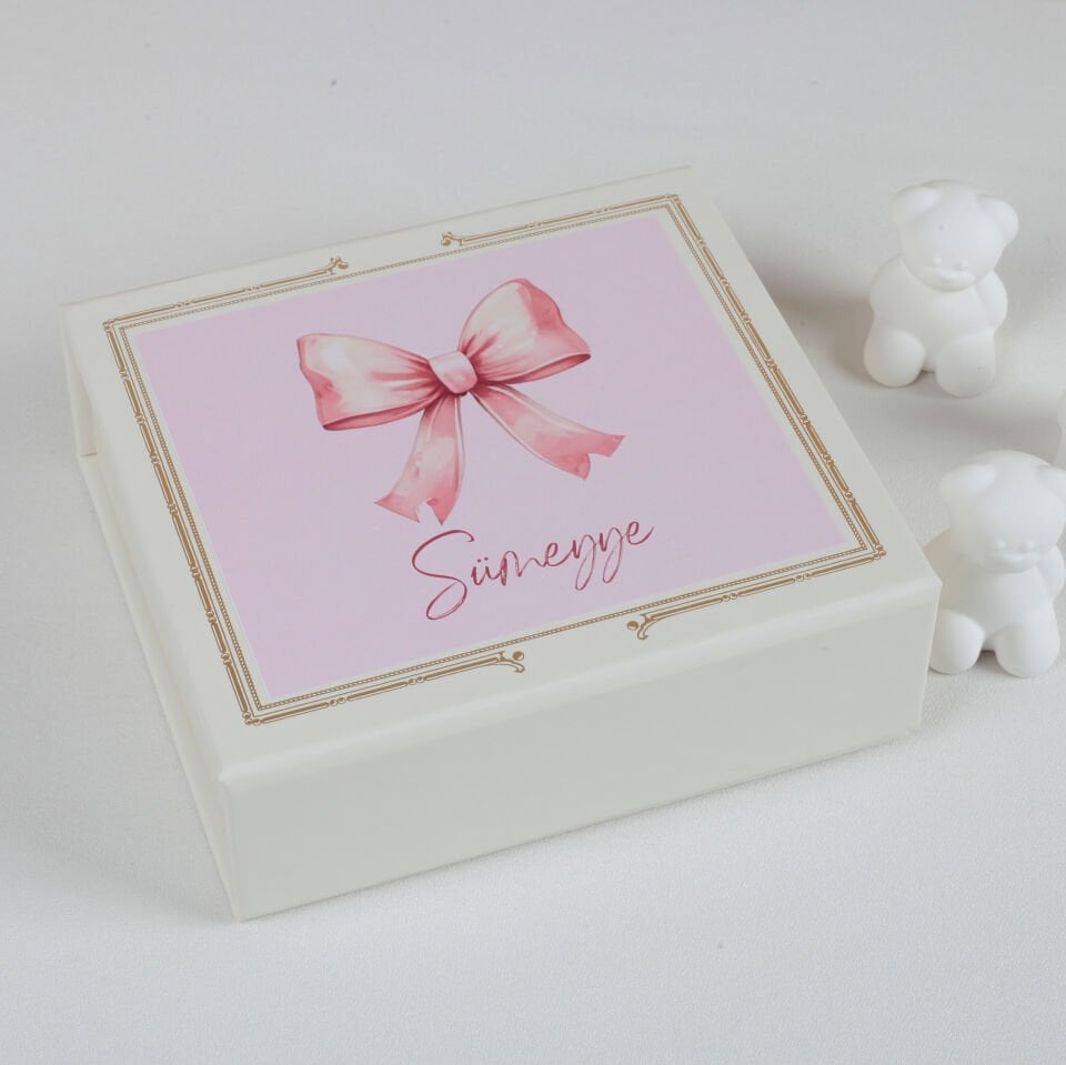 Kişiye Özel Kız Bebek Çikolatası - Pembe Fiyonk Temalı (Valonia Sütlü Çikolata 50 Adet)