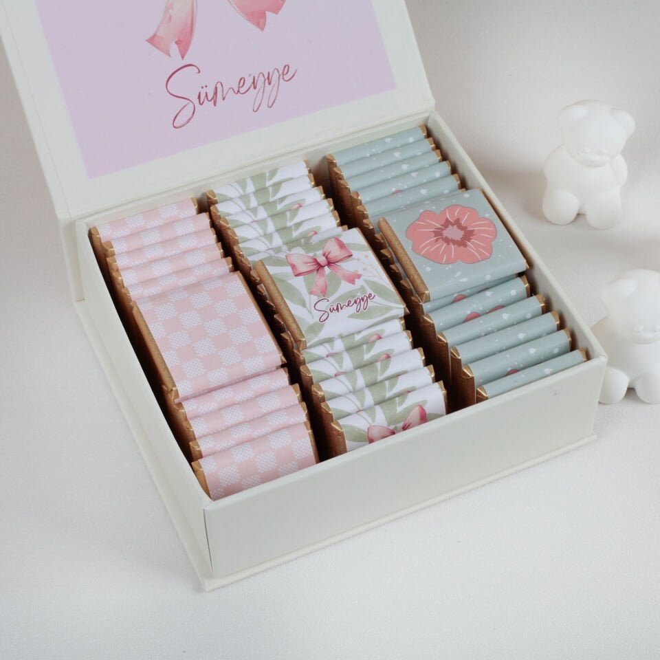 Kişiye Özel Kız Bebek Çikolatası - Pembe Fiyonk Temalı (Valonia Sütlü Çikolata 50 Adet)