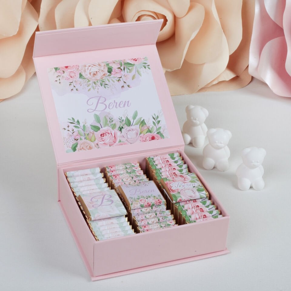 Kişiye Özel Kız Bebek Çikolatası - Pembe Çiçek Temalı ve İsim Baskılı (Valonia Sütlü Çikolata 50 Adet)