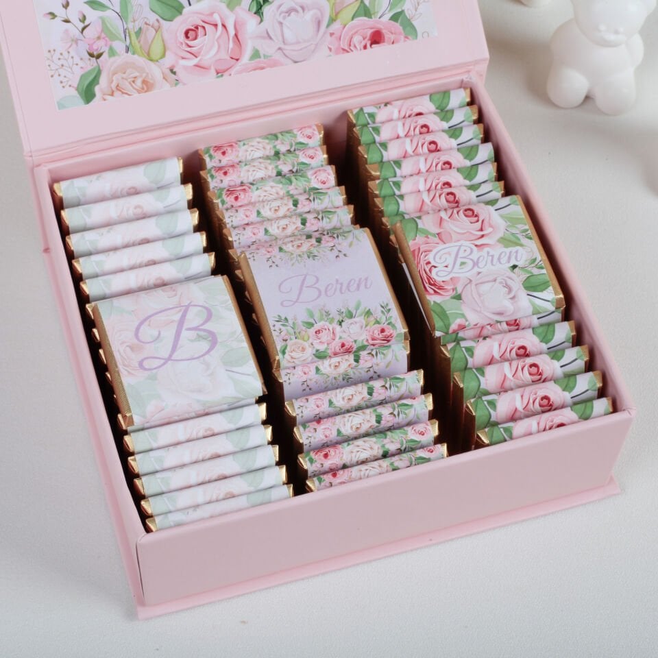 Kişiye Özel Kız Bebek Çikolatası - Pembe Çiçek Temalı ve İsim Baskılı (Valonia Sütlü Çikolata 50 Adet)