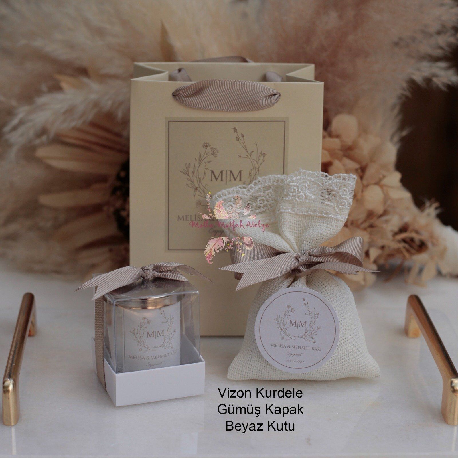 Hediyelik Kapaklı Kokulu Mum, Lavanta Kesesi ve Baskılı Karton Çanta Seti