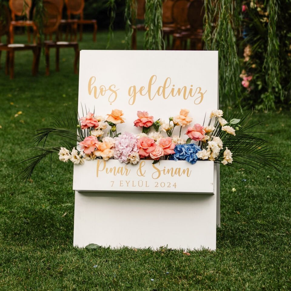 Kişiye Özel Ahşap Karşılama Panosu - 70x100cm Üçgen Form (Düğün & Nişan İçin)