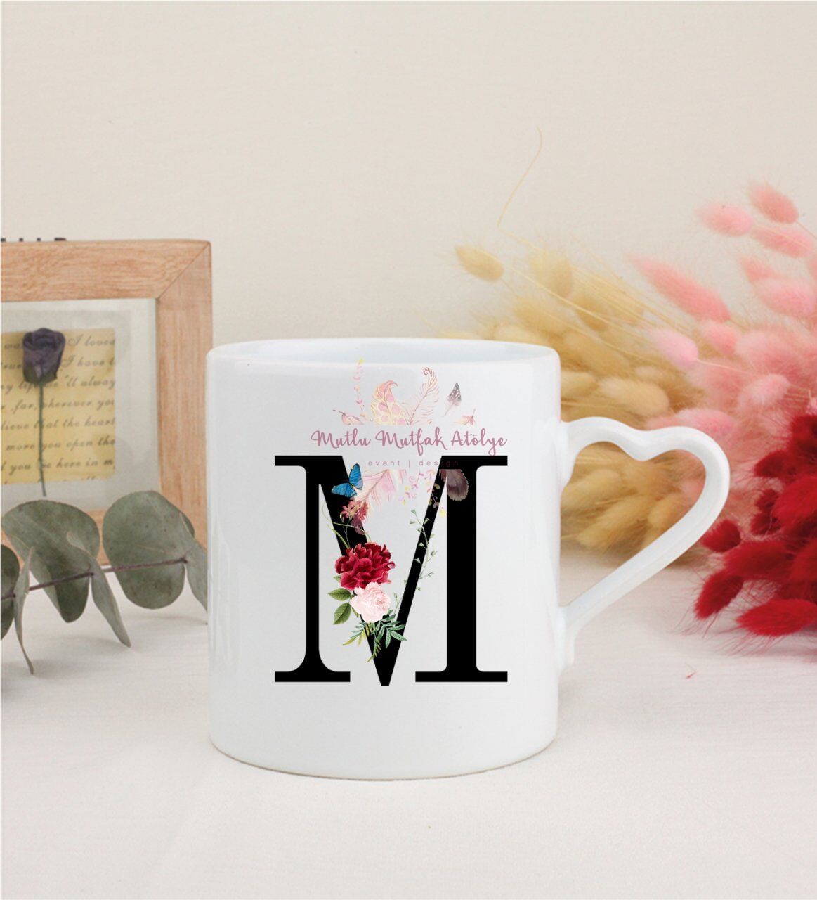 M Harfi Çiçek Desenli Beyaz Kalpli Kupa Bardak