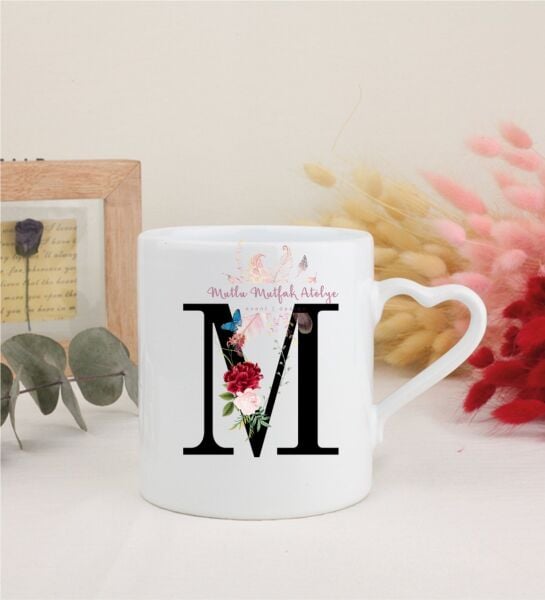 M Harfi Çiçek Desenli Beyaz Kalpli Kupa Bardak