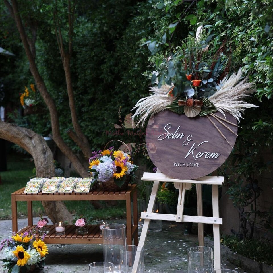 Çiçekli Ahşap Karşılama Panosu