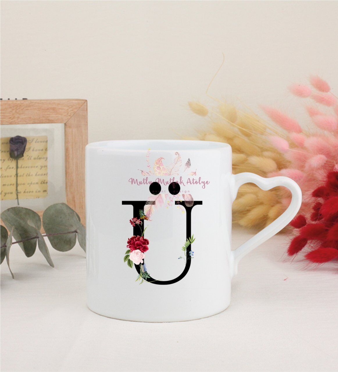 Ü Harfi Çiçek Desenli Beyaz Kalpli Kupa Bardak