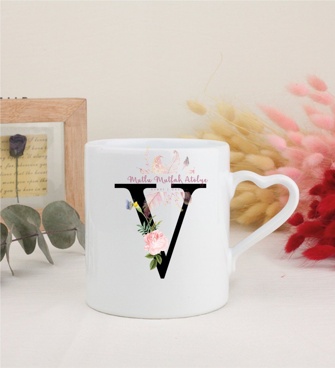 V Harfi Çiçek Desenli Beyaz Kalpli Kupa Bardak