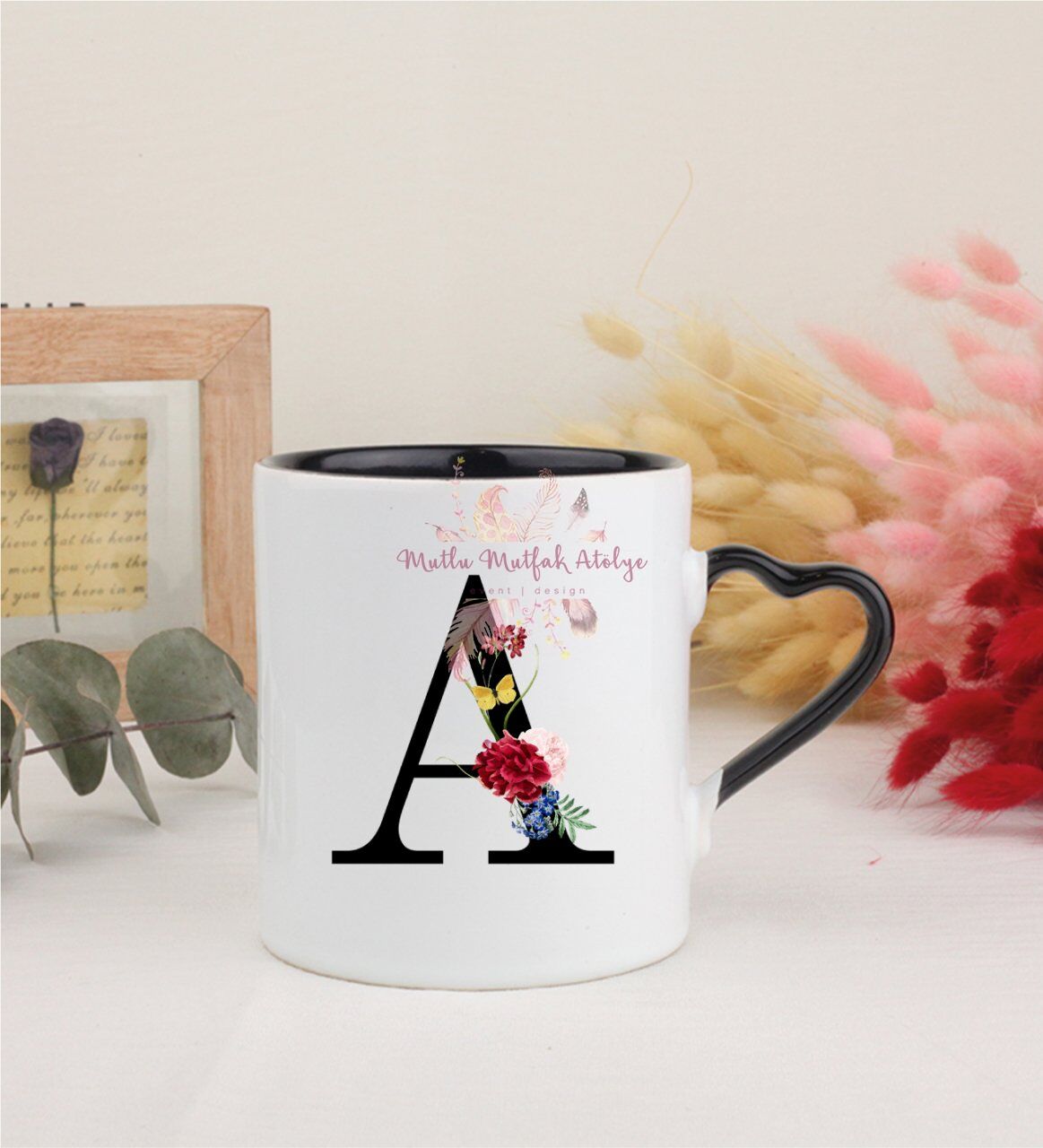 A Harfi Çiçek DesenliSiyah Kalpli Kupa Bardak