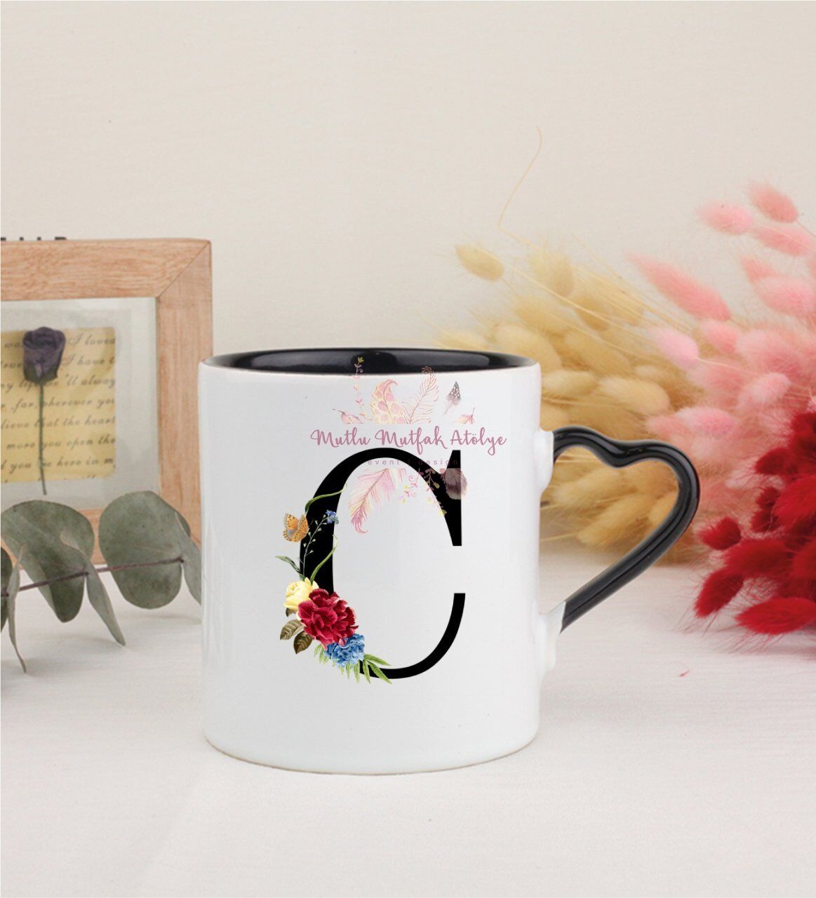 C Harfi Çiçek DesenliSiyah Kalpli Kupa Bardak