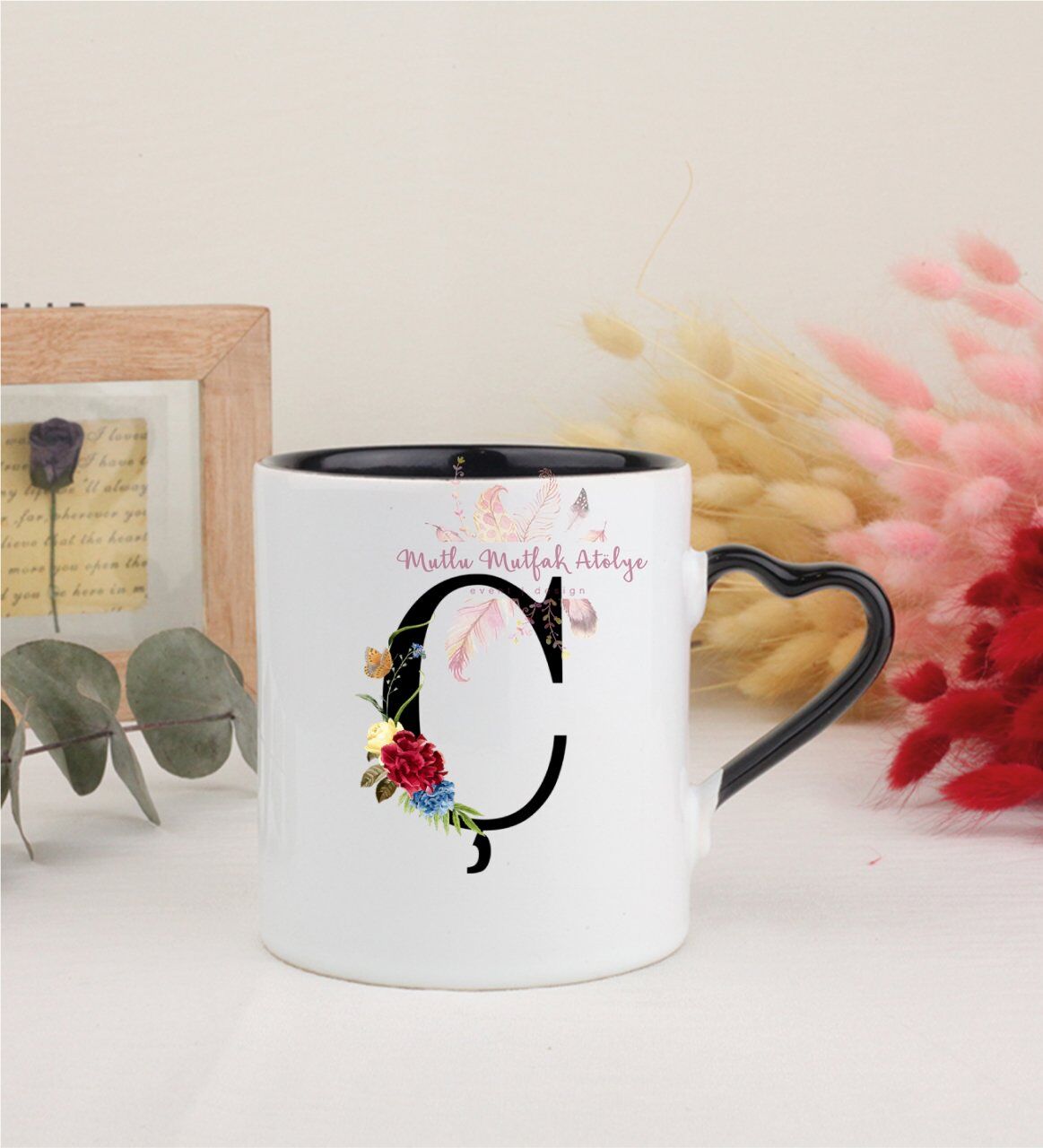 Ç Harfi Çiçek Desenli Siyah Kalpli Kupa Bardak