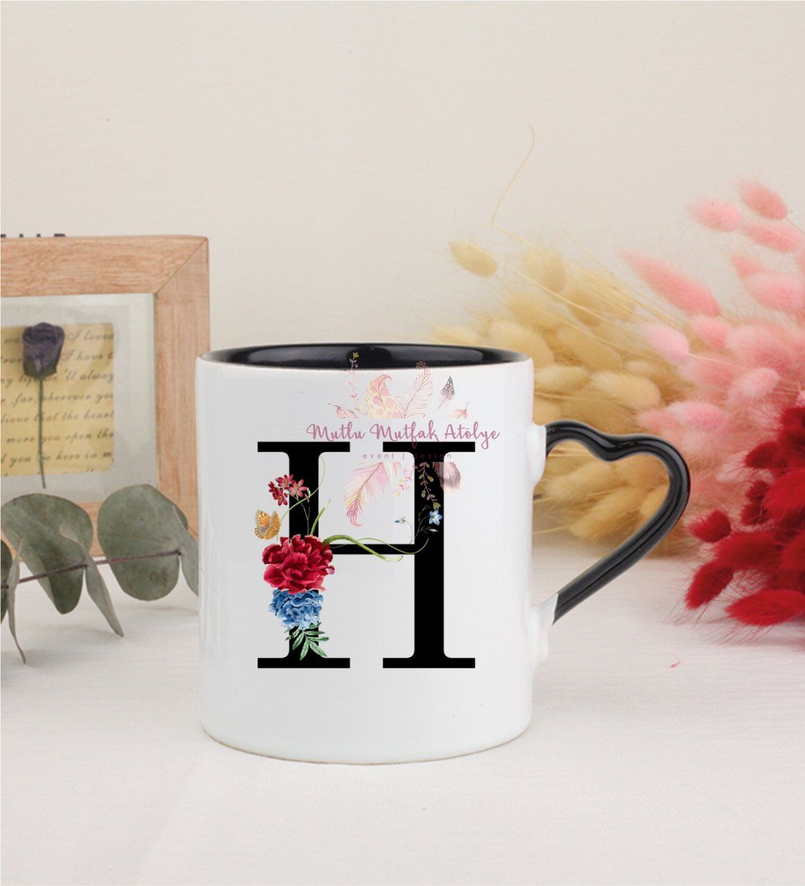 H Harfi Çiçek Desenli Siyah Kalpli Kupa Bardak