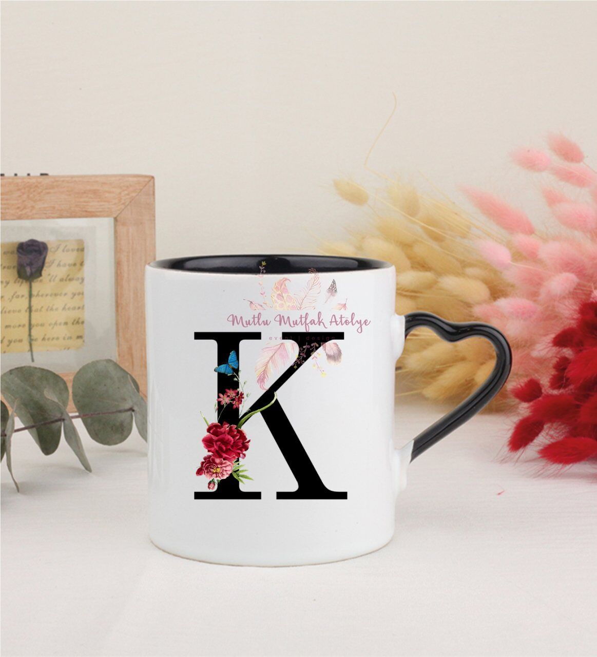 K Harfi Çiçek Desenli Siyah Kalpli Kupa Bardak