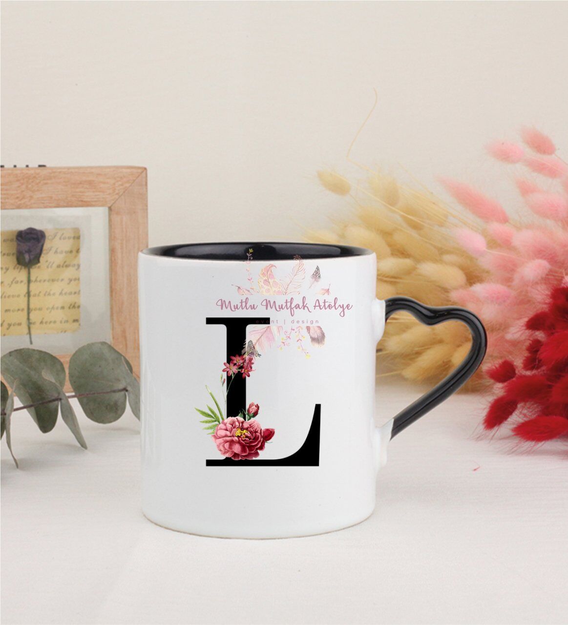 L Harfi Çiçek Desenli Siyah Kalpli Kupa Bardak