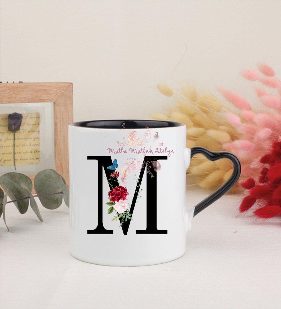 M Harfi Çiçek Desenli Siyah Kalpli Kupa Bardak