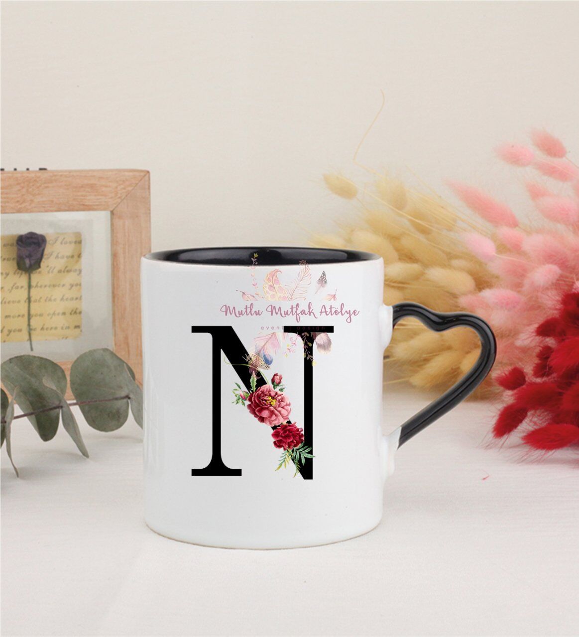 N Harfi Çiçek Desenli Siyah Kalpli Kupa Bardak