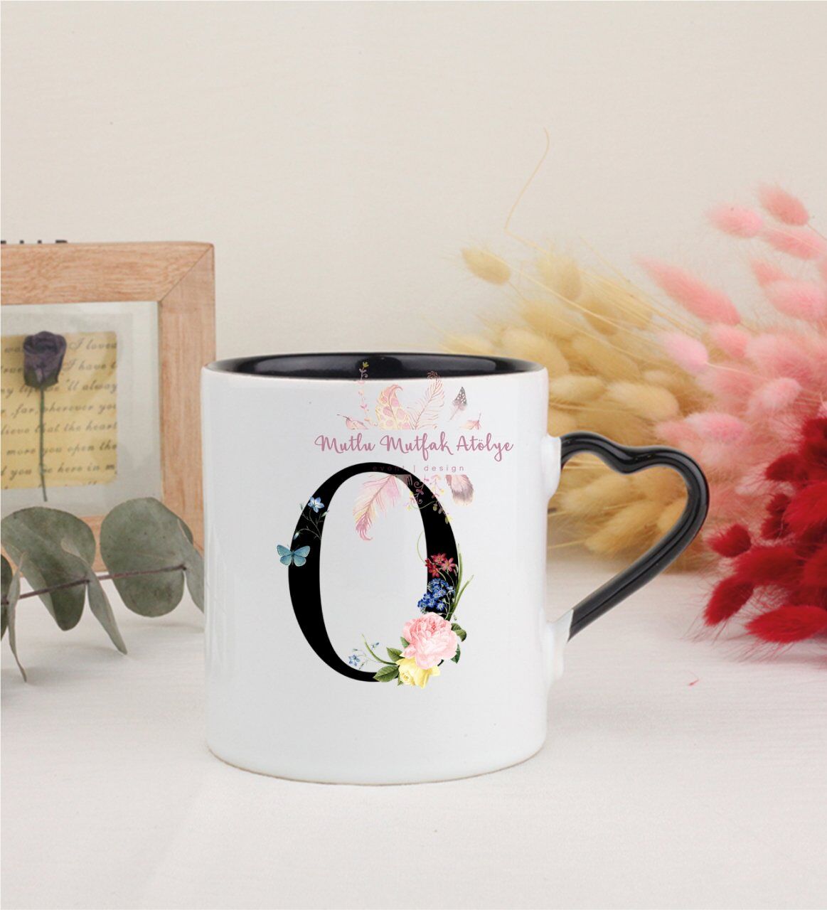 O Harfi Çiçek Desenli Siyah Kalpli Kupa Bardak