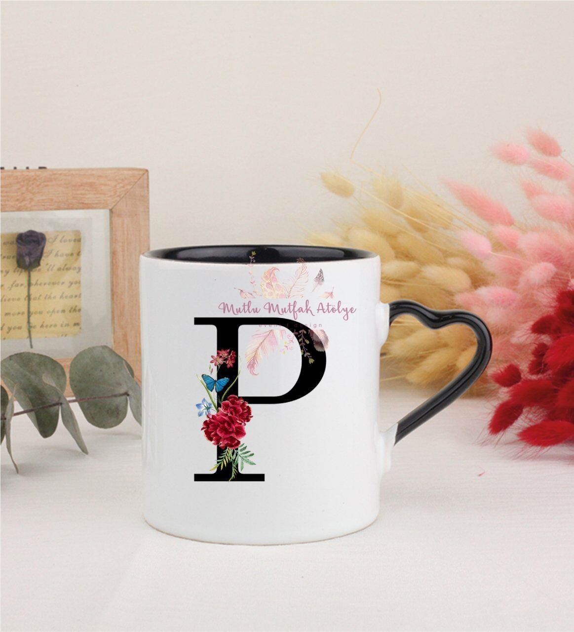 P Harfi Çiçek Desenli Siyah Kalpli Kupa Bardak