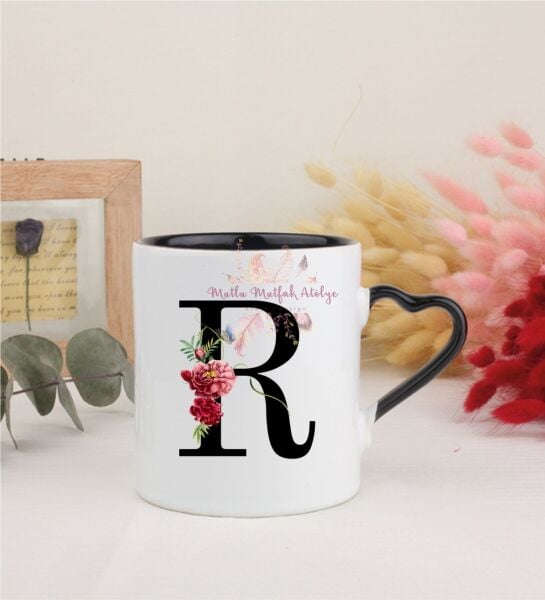 R Harfi Çiçek Desenli Siyah Kalpli Kupa Bardak