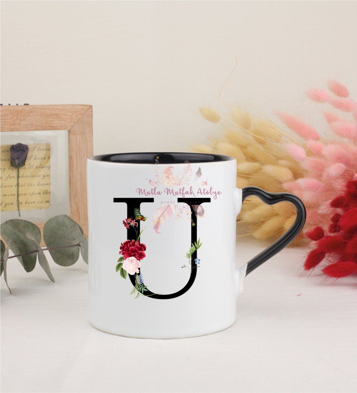 U Harfi Çiçek Desenli Siyah Kalpli Kupa Bardak