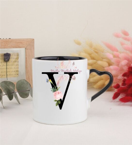 V Harfi Çiçek Desenli Siyah Kalpli Kupa Bardak