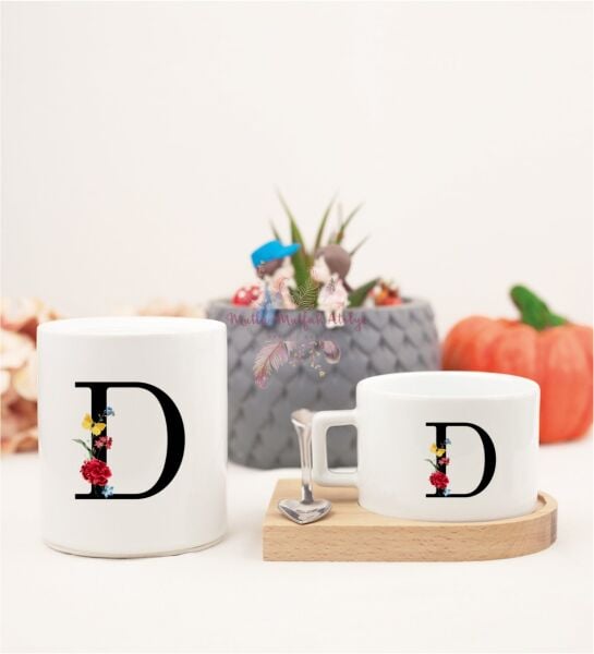 D Harfi Çiçek Desenli Ahşap Altlıklı Fincan ve Kumbara