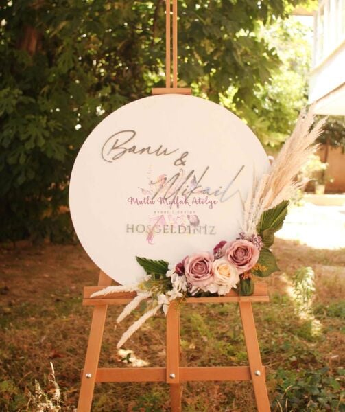 Çiçekli Beyaz Karşılama Panosu