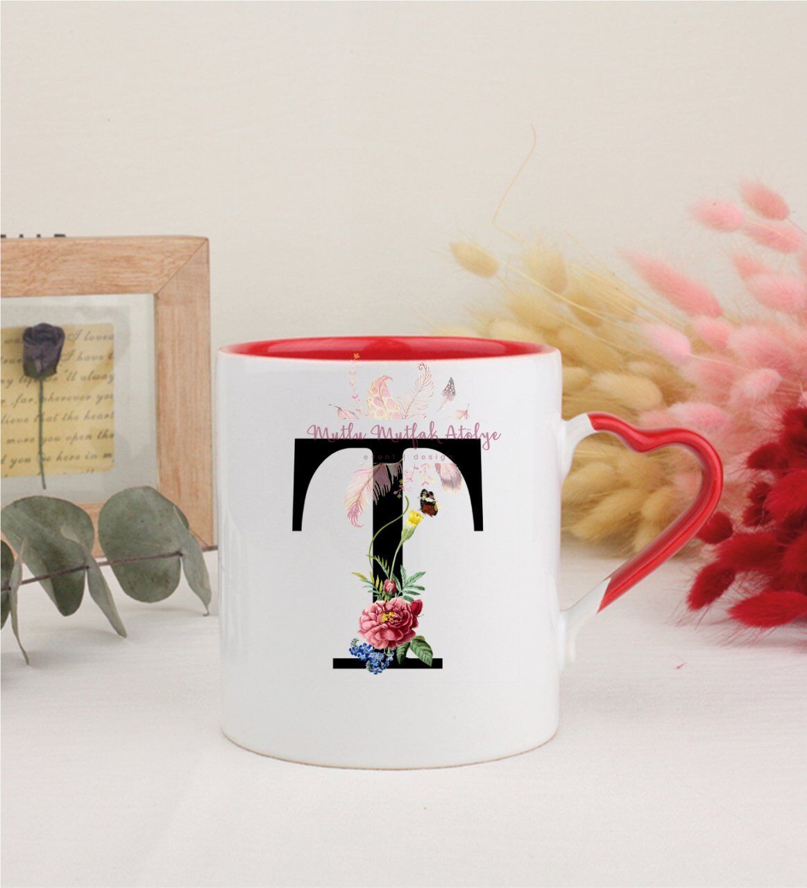 T Harfi Çiçek Desenli Kırmızı Kalpli Kupa Bardak