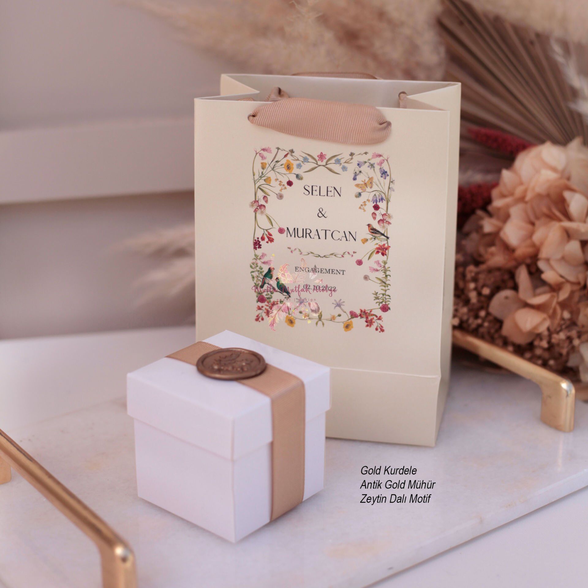 Hediyelik Mühürlü Kutulu Mum ve Baskılı Karton Çanta Seti