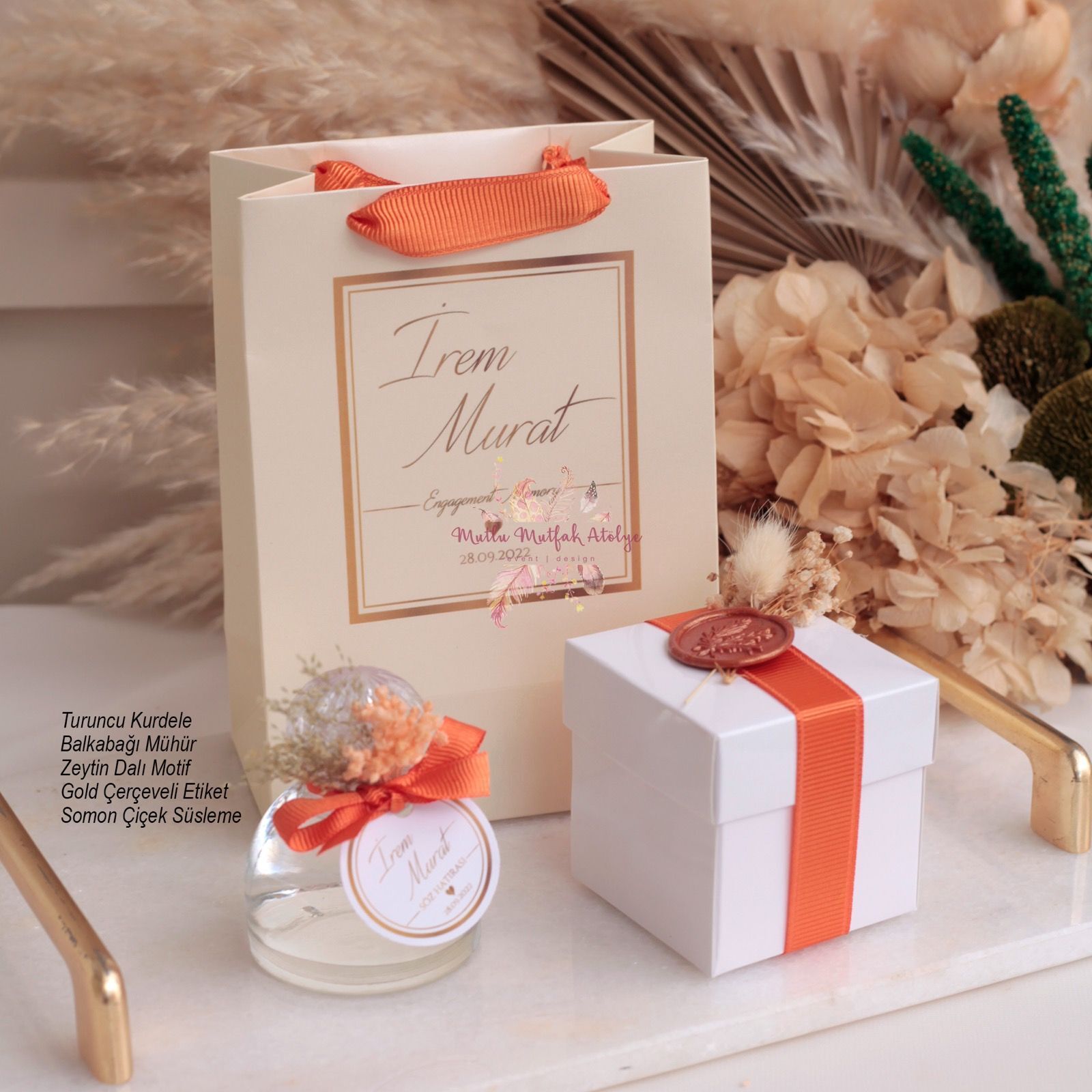 Hediyelik Mühürlü Kutulu Mum Çiçek Süslemeli Kolonya Ve Baskılı Karton Çanta Seti