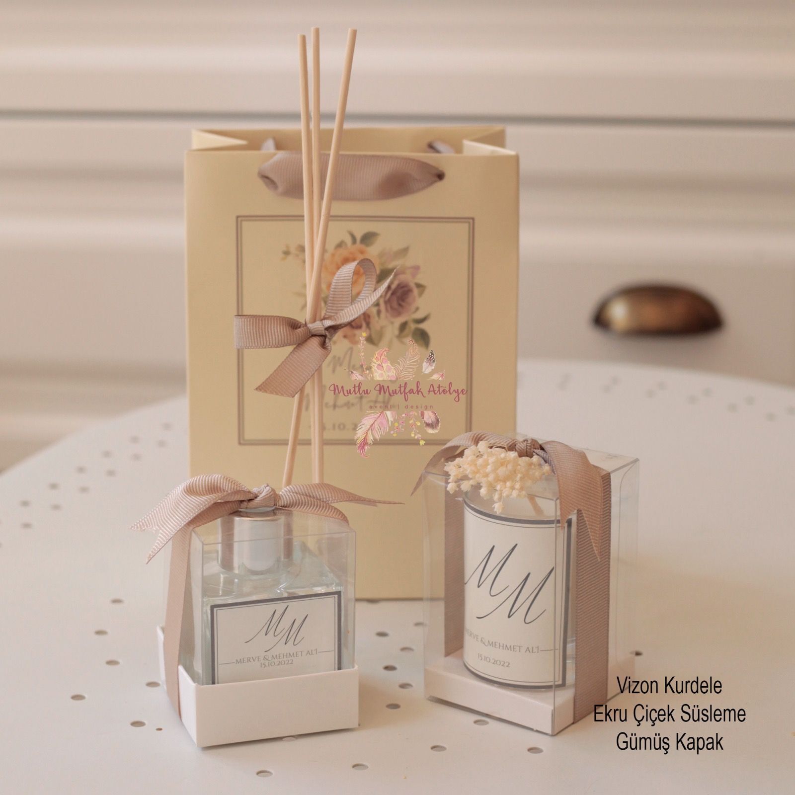 Hediyelik Yükseltili Çiçekli  Mum, Oda Kokusu ve Baskılı Karton Çanta Seti