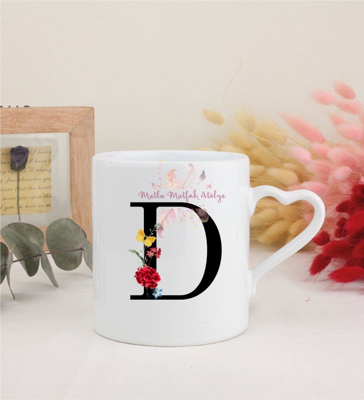 D Harfi Çiçek Desenli Beyaz Kalpli Kupa Bardak