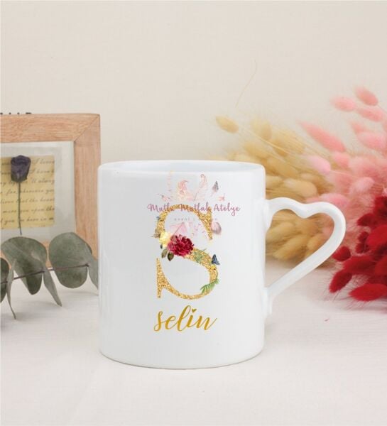 Kişiye Özel Gold Harfli ve İsimli Beyaz Kalpli Kupa Bardak