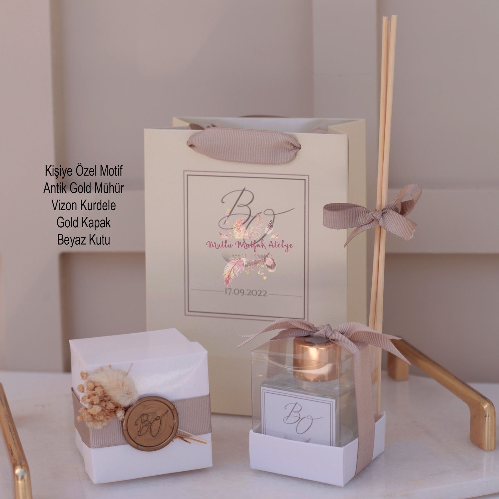 Hediyelik Mühürlü Kutulu Çiçekli  Mum, Oda Kokusu ve Baskılı Karton Çanta Seti