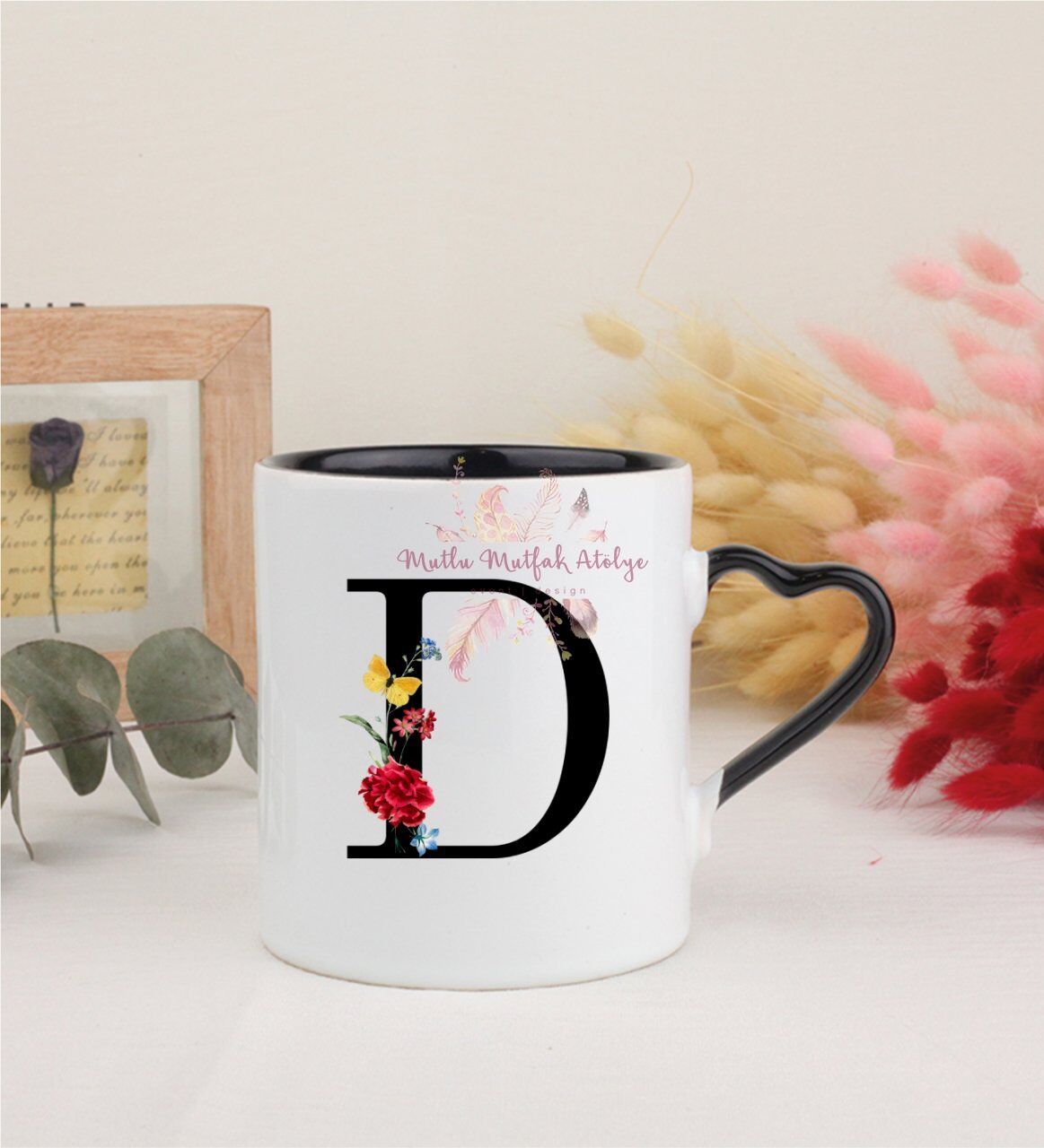 D Harfi Çiçek Desenli Siyah Kalpli Kupa Bardak